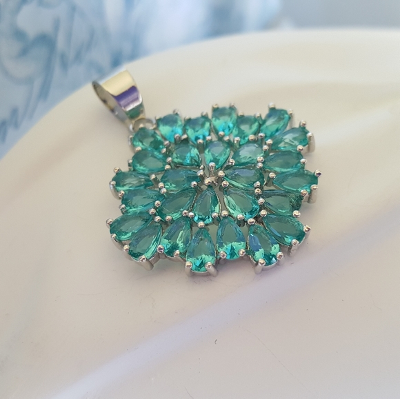 Peacock Green Zircon Pendant - Picture 4 of 12